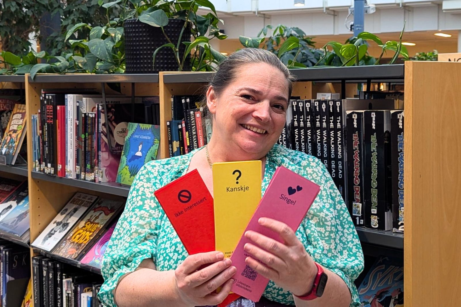 Bilde: Ragnhild viser frem de nye bokmerkene