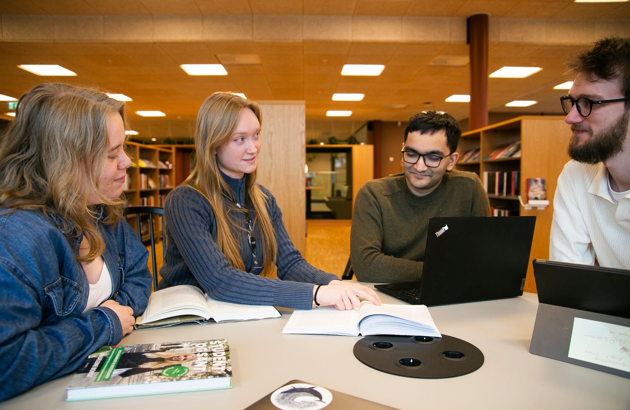 Bilde: Kunnskapsbibliotekar som veileder studenter foto: Siri Ann Gabrielsen