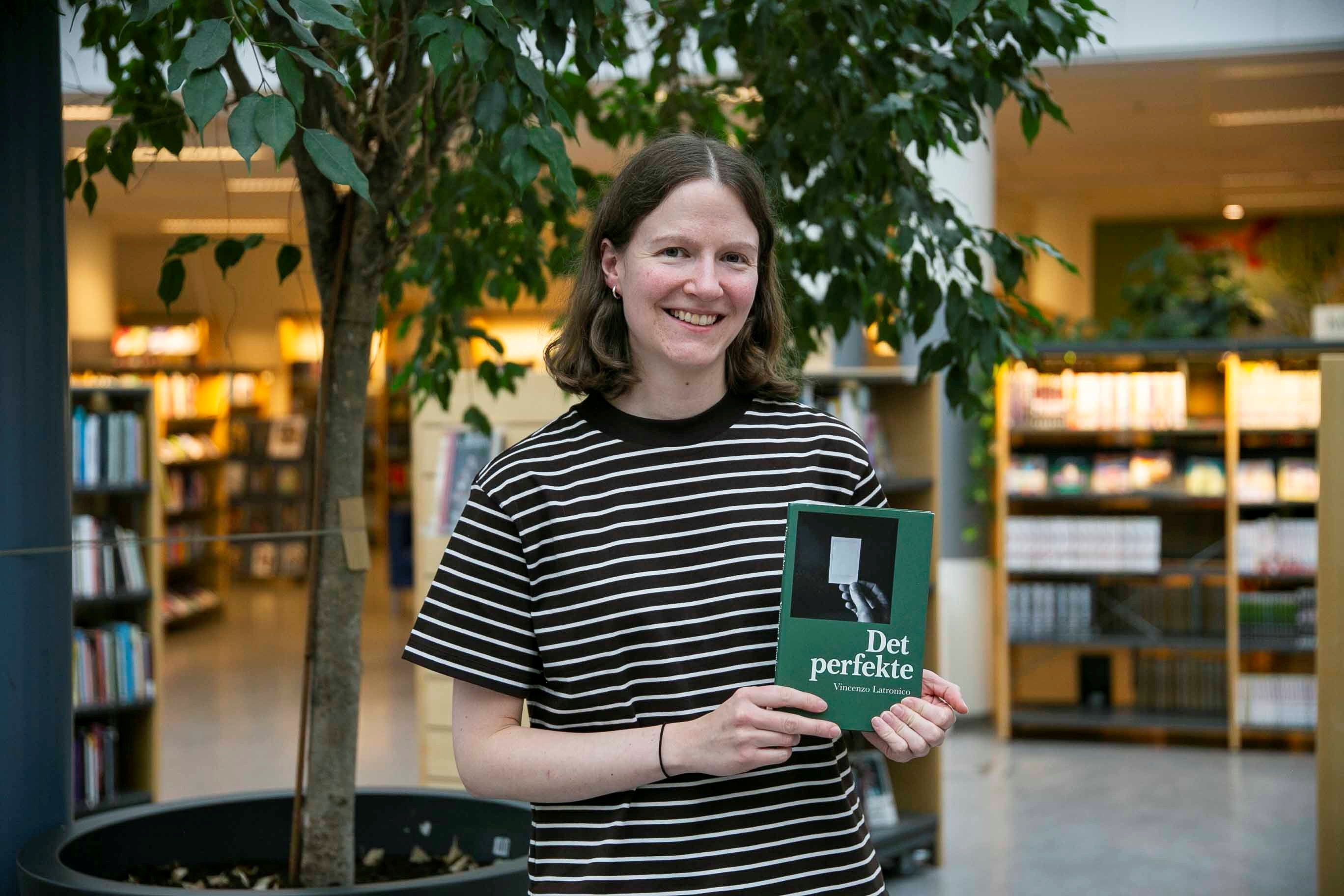 Bilde: Biblotekar Åshild Gjerde Jakobsen foto: Siri Ann Gabrielsen