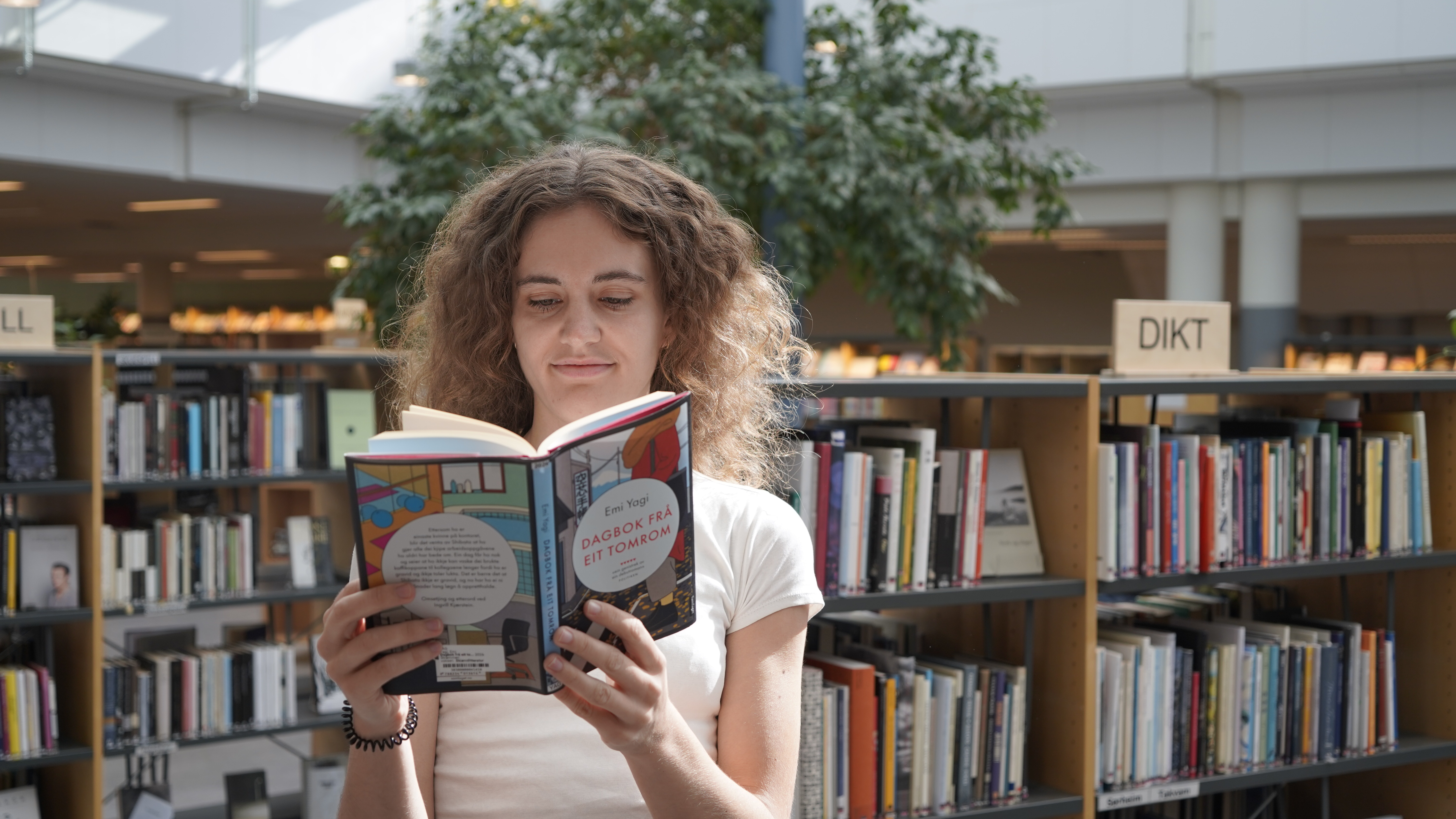 Bilde: Bibliotekar Elin som leser Dagbok frå eit tomrom