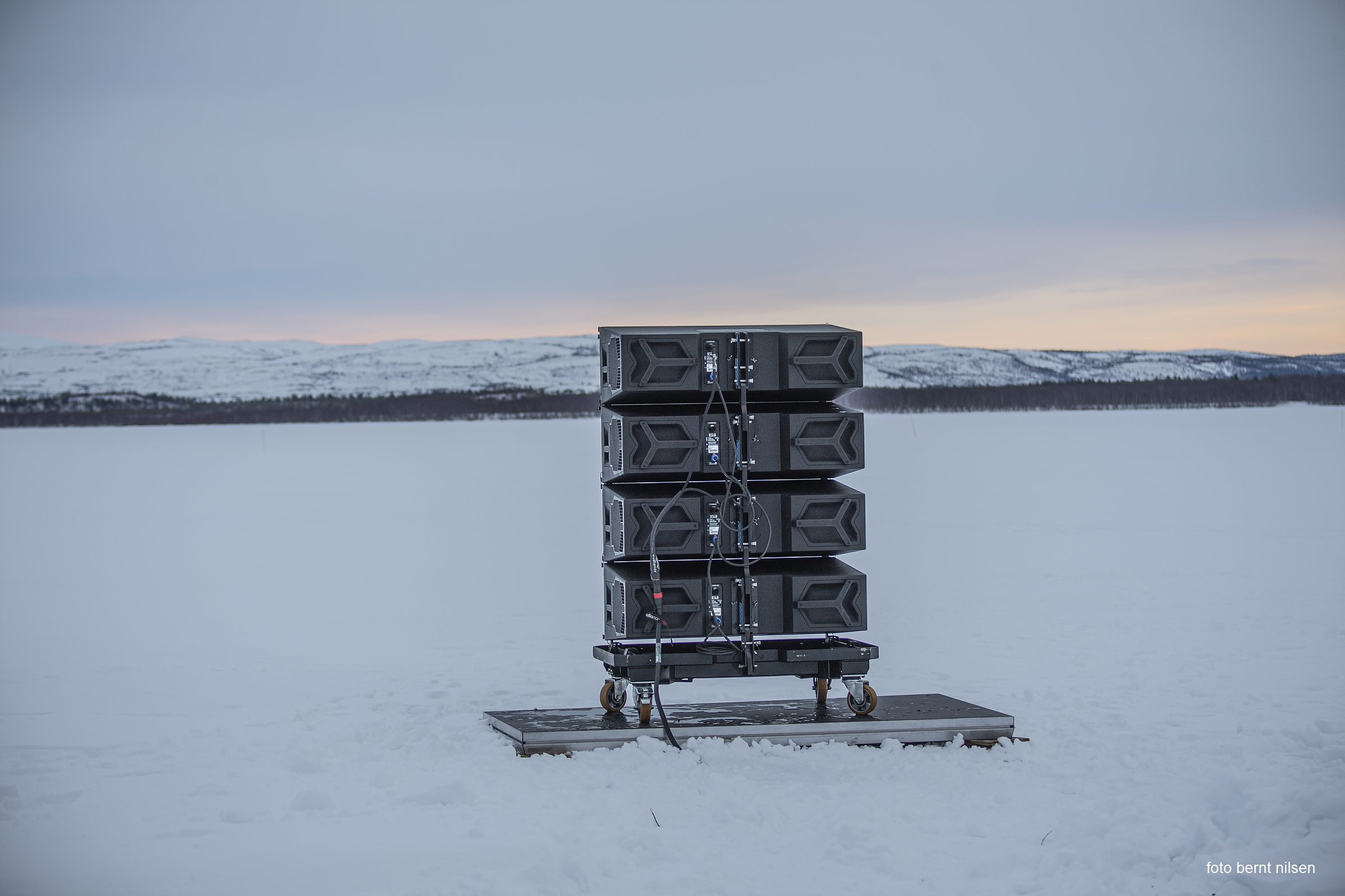 Kunstverket "Two sides of the River" på landegrensen mellom Norge og Russland i 2022. Foto: Bernt Nilsen