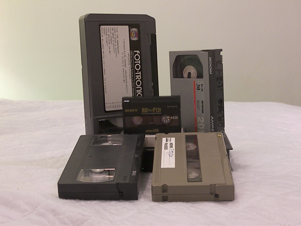 Assorterte videokassetformat: U-matic, Betacam, Hi8, MII og VHS. Foto: Mdwyer at English Wikipedia.
