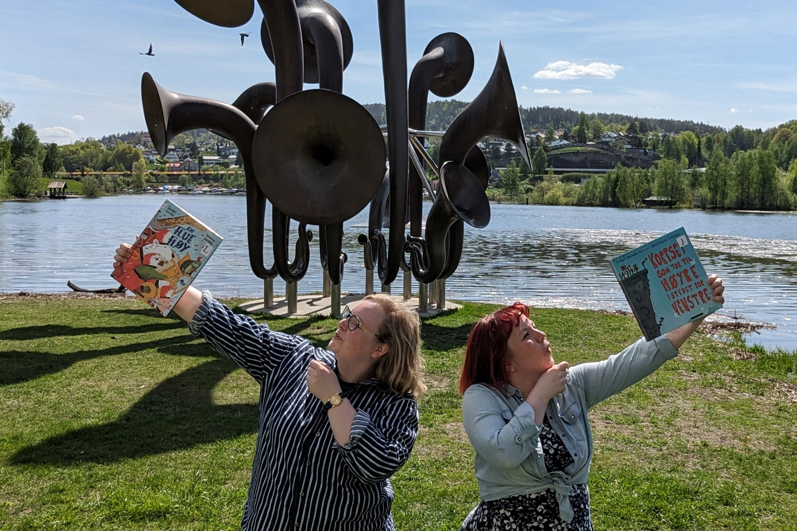 Bilde: To bibliotekarer foran skulpturen "Lyden av Lillestrøm"