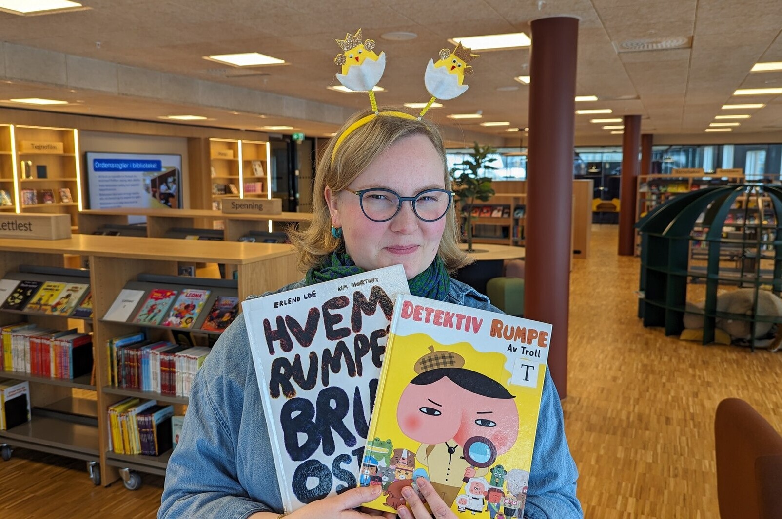 Bibliotekar med to bildebøker