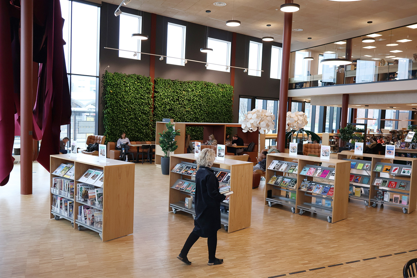 Interiørbilde av første etasje på Lillestrøm bibliotek