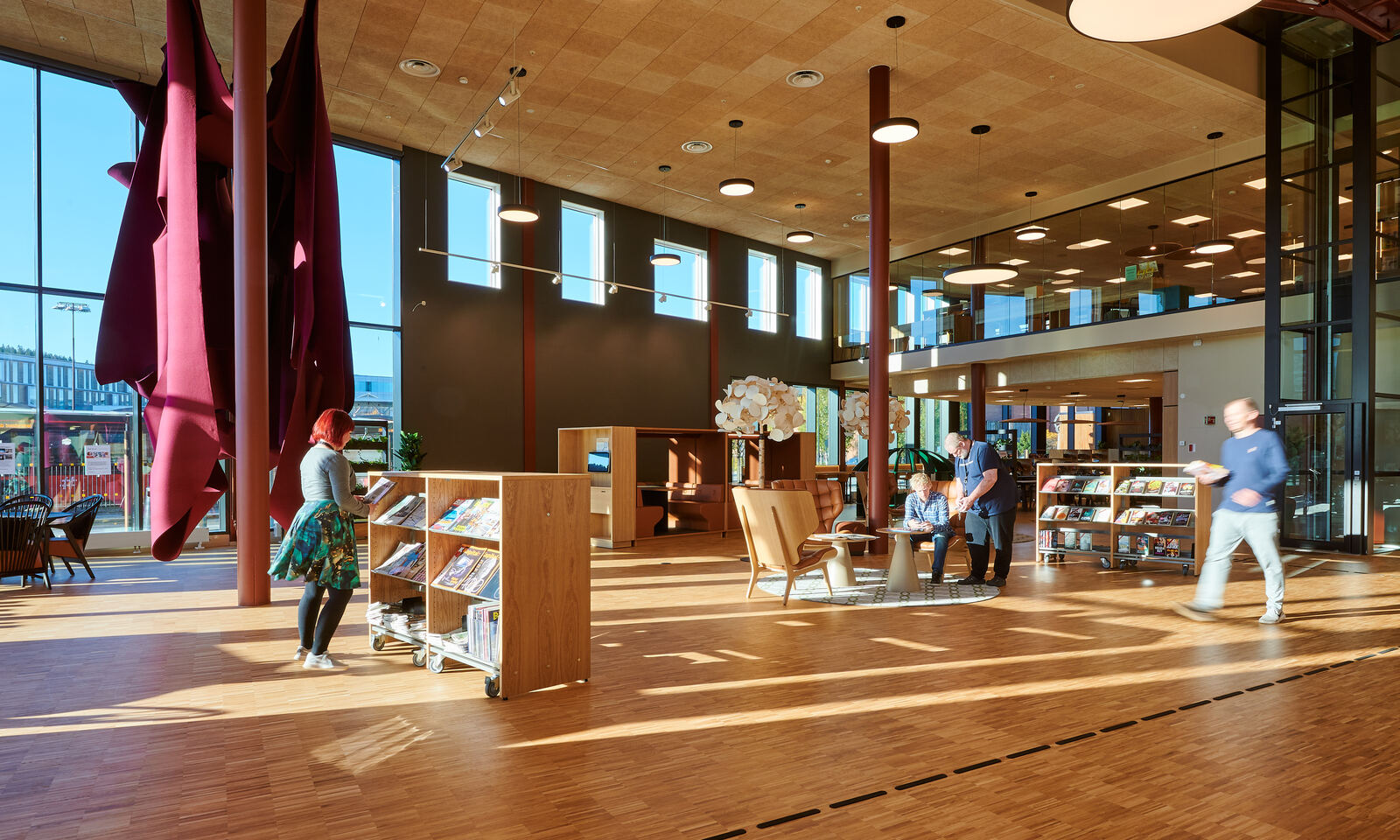 Interiørbilde av første etasje på Lillestrøm bibliotek