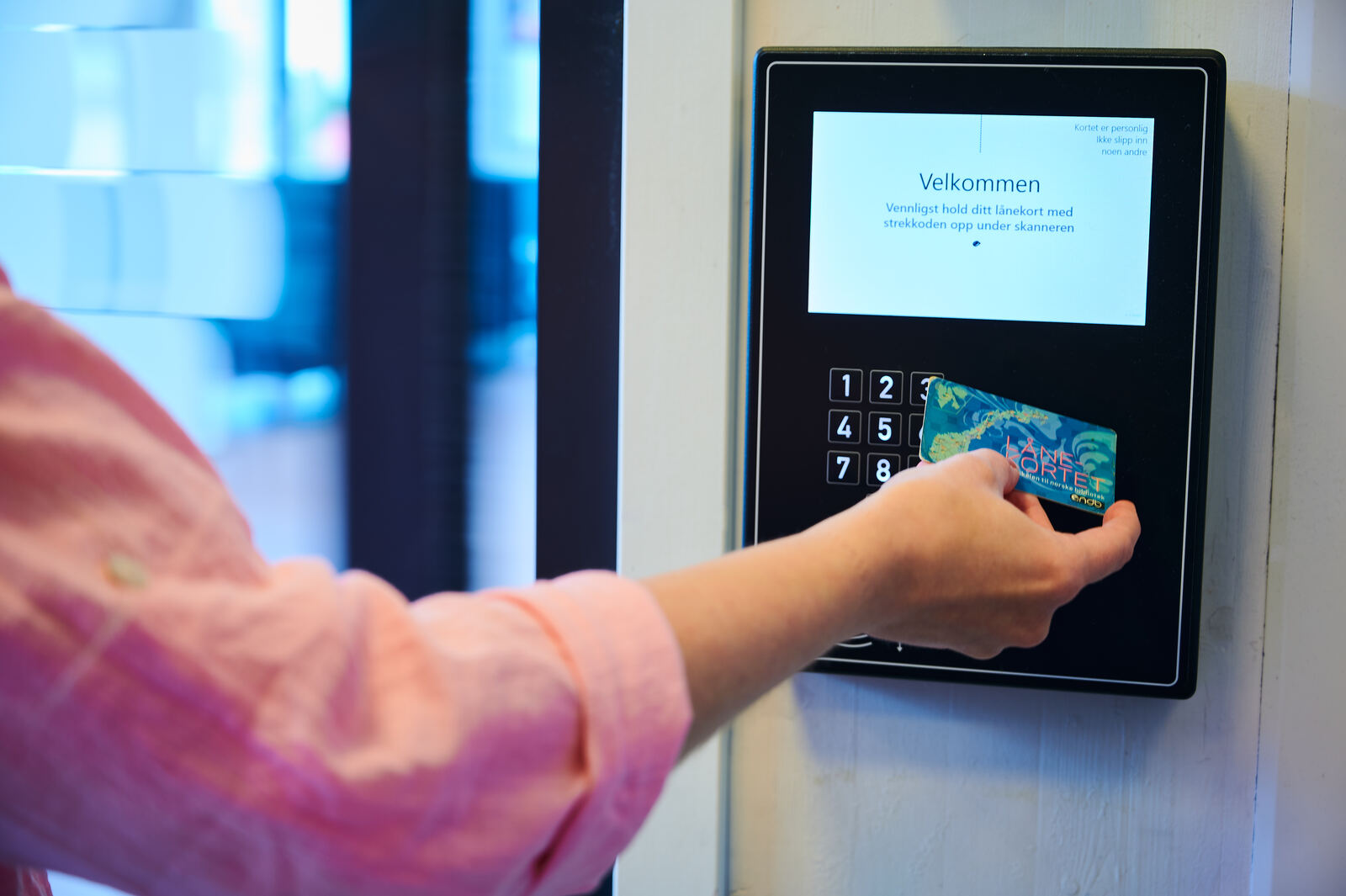 Låner som låser seg inn i meråpent bibliotek