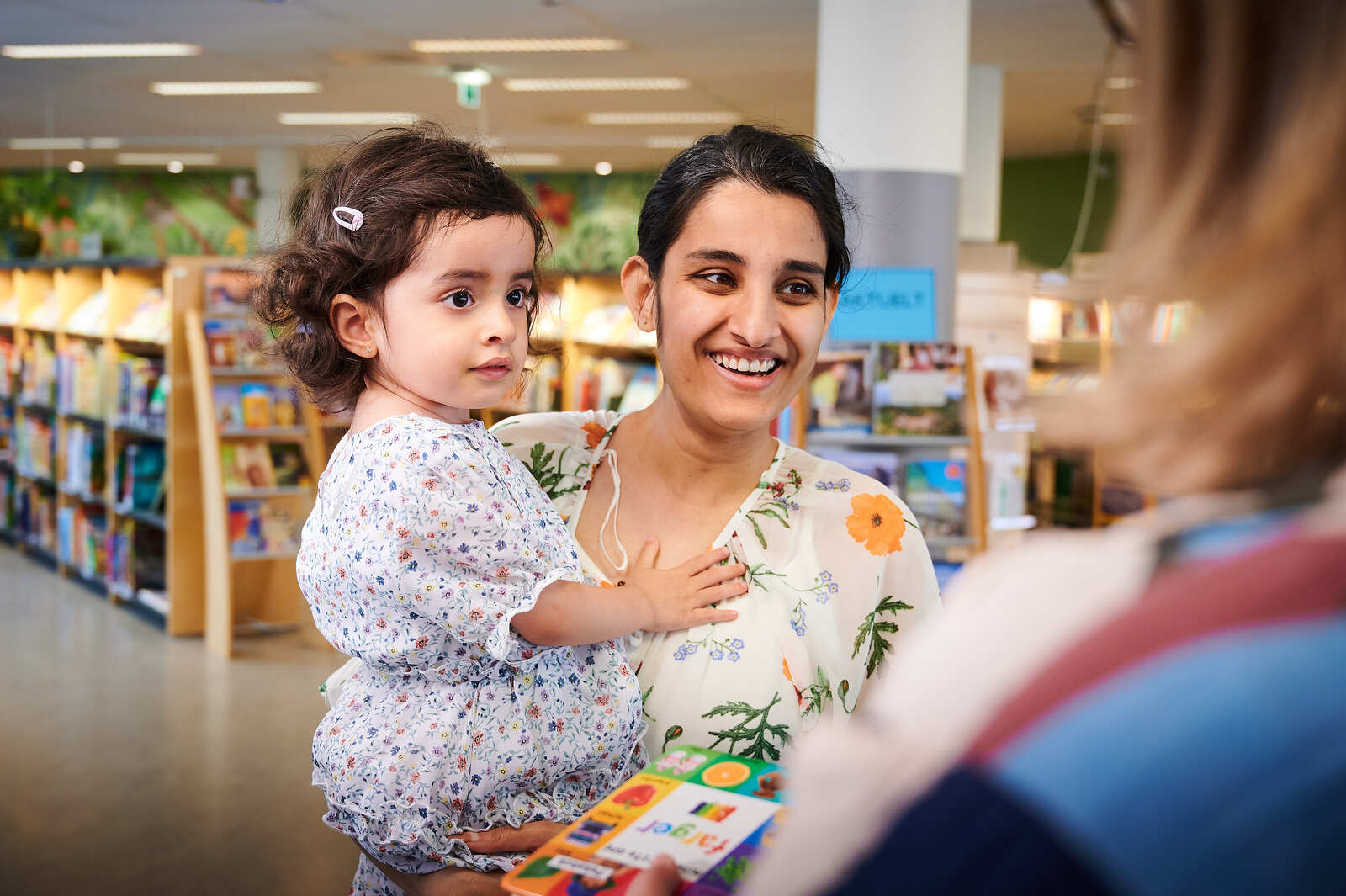 Bilde: Mor og barn som låner bok