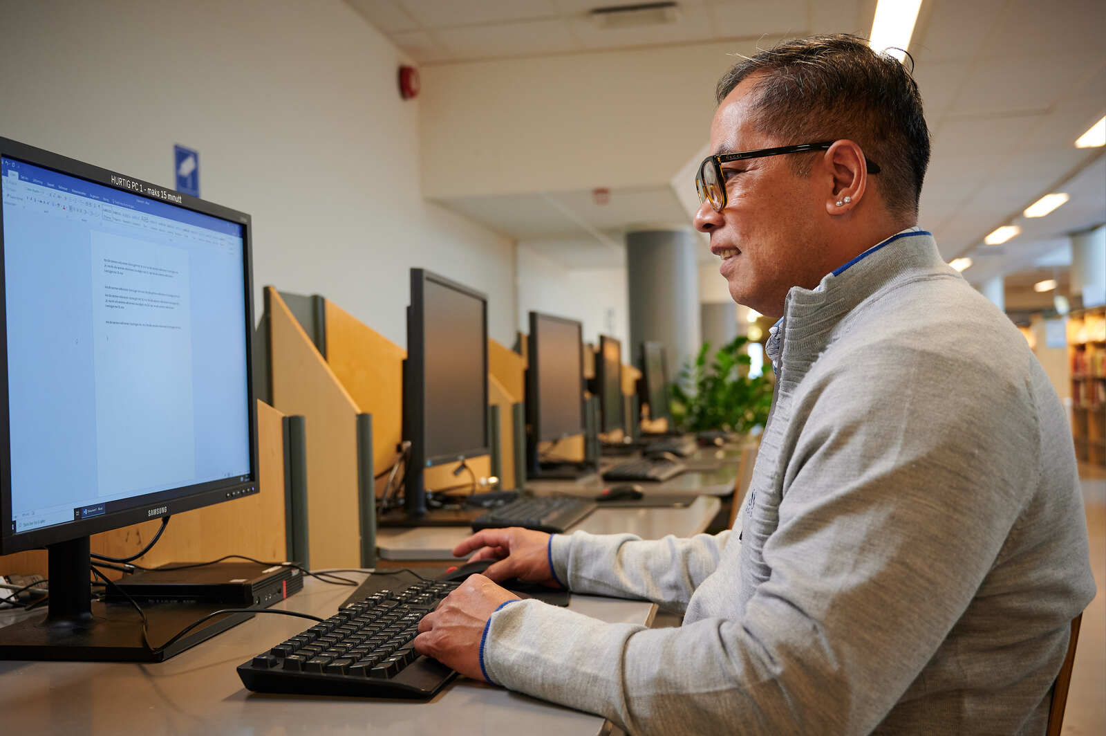 Bilde: Låner som jobber på data