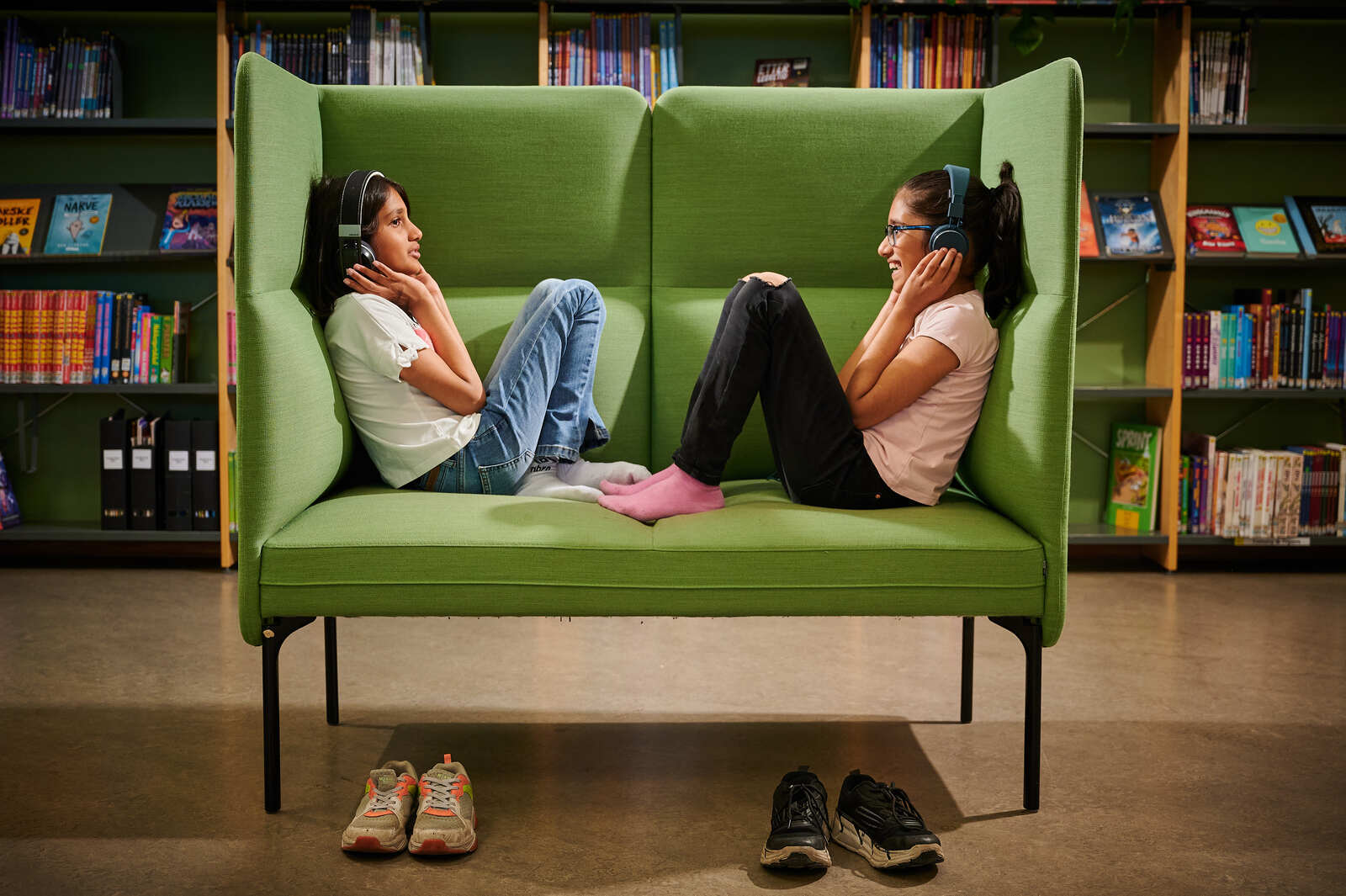 To jenter som hører på lydbøker