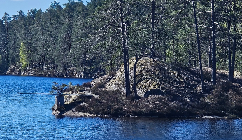 En liten øy midt i en innsjø.