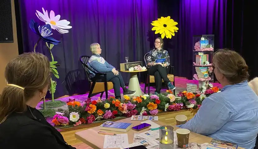 Bilde: Forfattersamtale på scenen