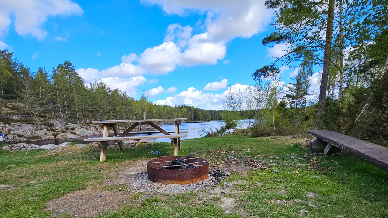 En bålplass midt på en gressplen.