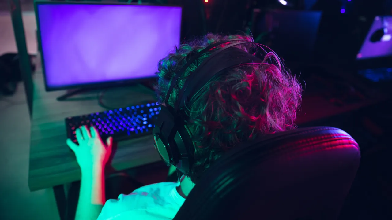 Ungdom spiller e-sport.