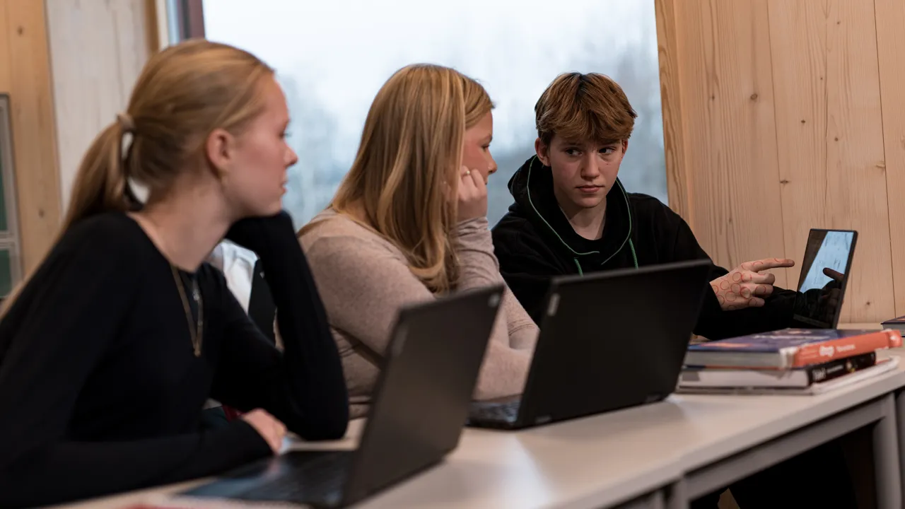 Ungdomsskoleelever på skolen