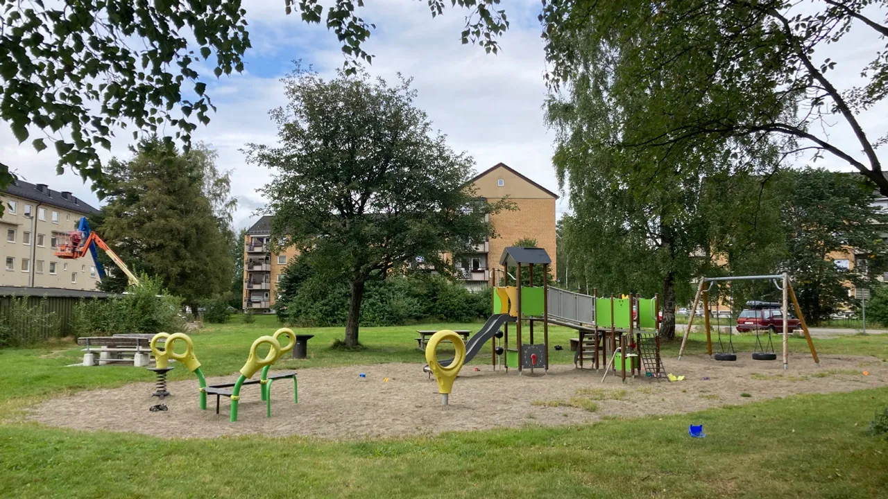 En park med lekeplass og et lekeområde.