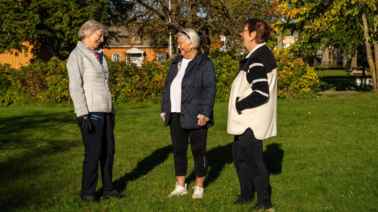 Eldre mennesker i aktivitet på Huseby gård