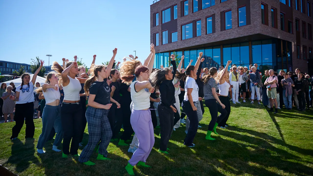 En gruppe mennesker som danser