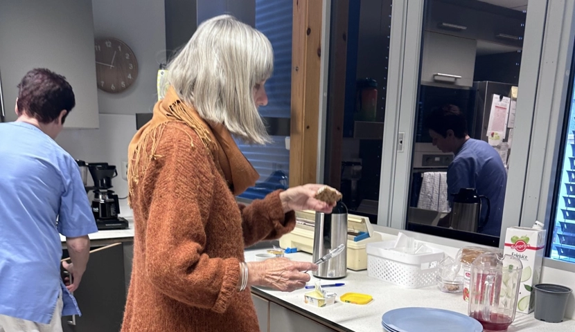 En kvinne står på et kjøkken og lager mat.