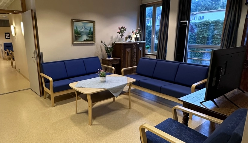 En stue fylt med møbler og en flatskjerm-TV.