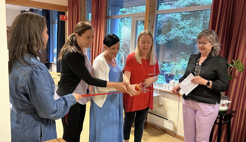 En gruppe kvinner som klipper en snor.