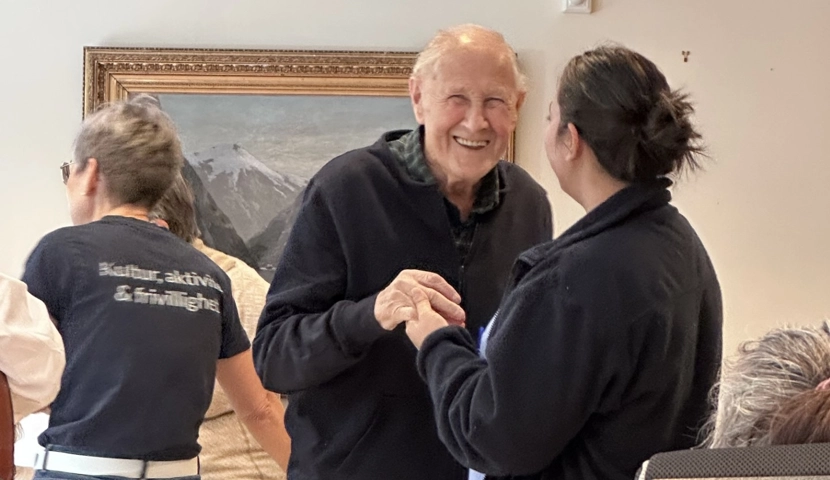 To eldre mennesker danser sammen.