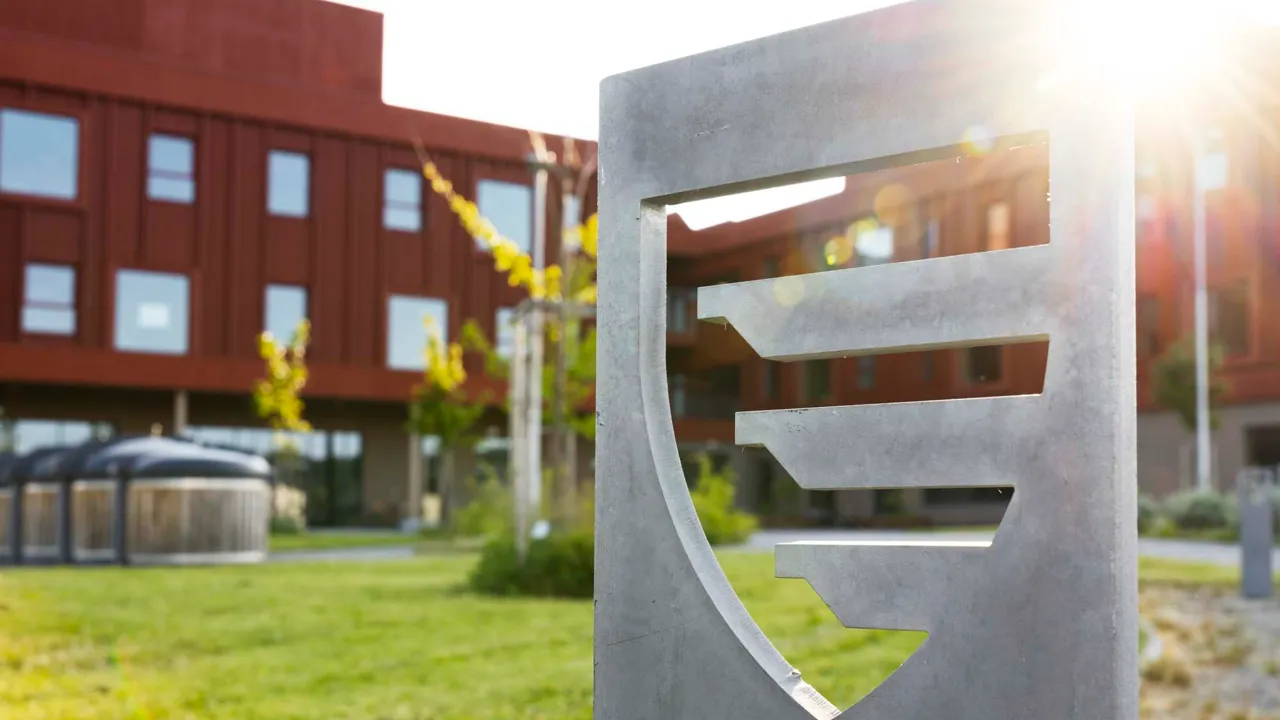 Et metallskilt foran en bygning.