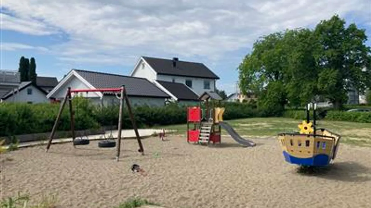 Et lekeområde for barn med sklie og husker.