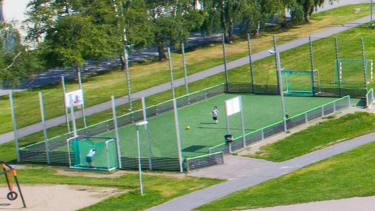 Et luftfoto av en ballbinge.
