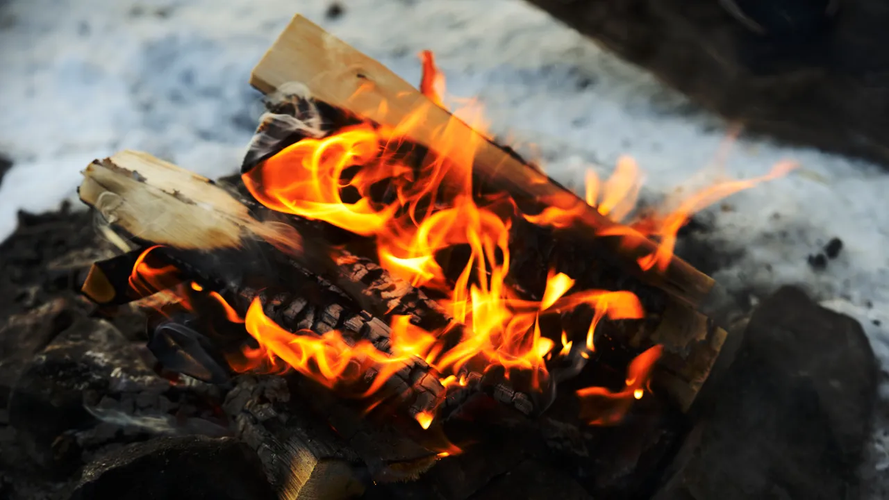 Et nærbilde av et bål i snøen.