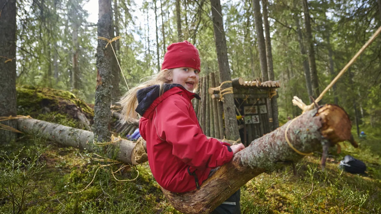 Jente ute i skogen