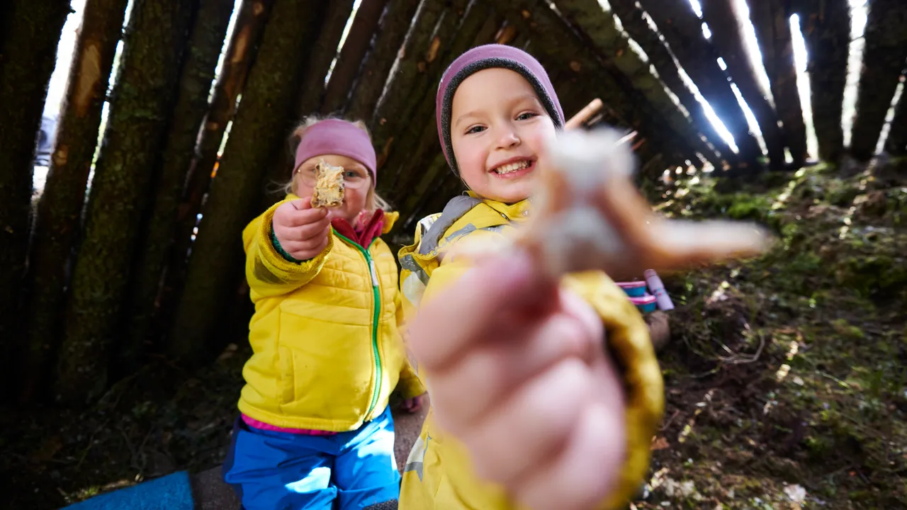 Fjellbovegen barnehage i utendørs aktivitet i skogen