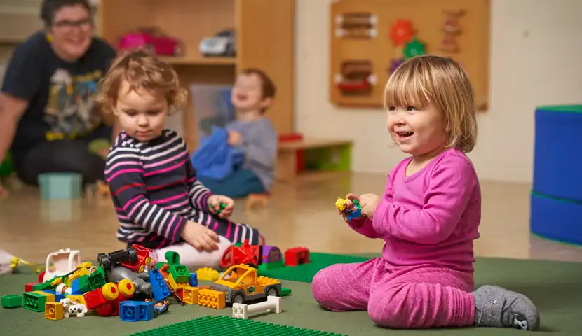 Barnehagebarn som leker med klosser i barnehagen