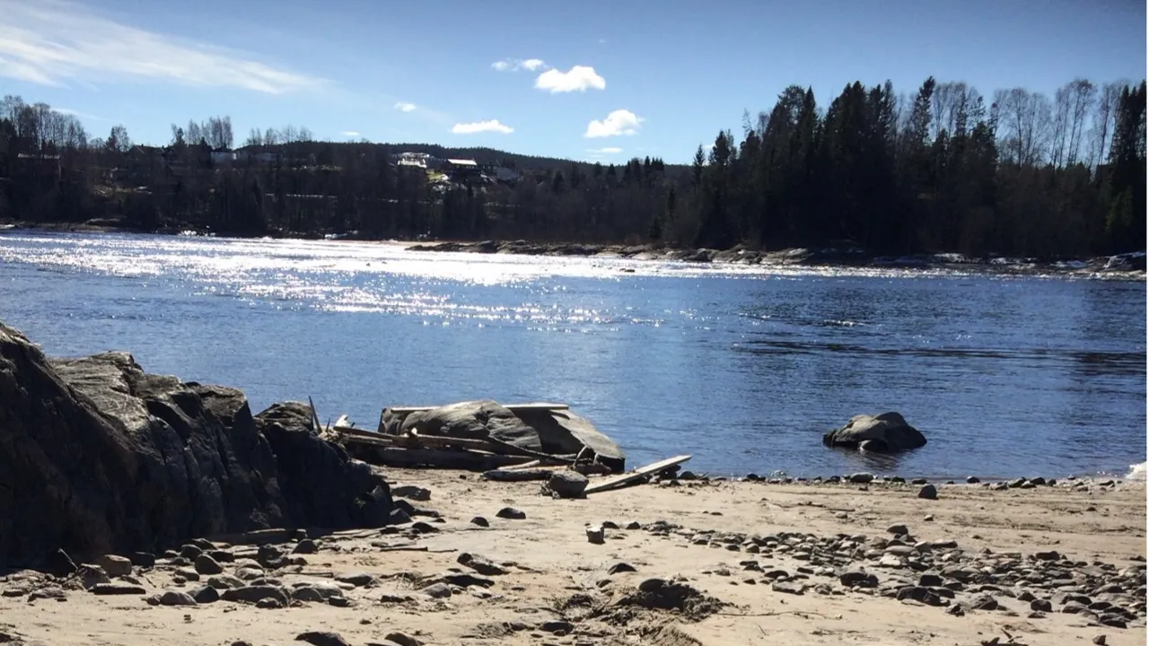 sand og steiner ved et vann