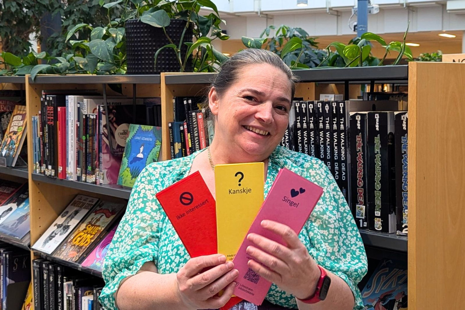 Bilde: Ragnhild viser frem de nye bokmerkene