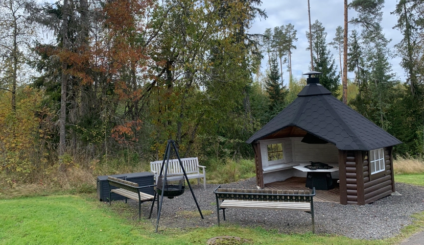 Et piknikområde med grill og piknikbord.