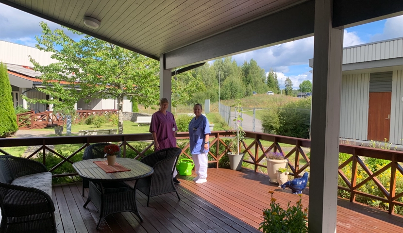 Et par mennesker som står på en veranda.