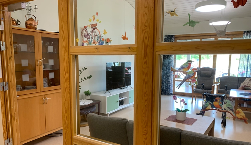 Utsikt over en stue gjennom et vindu.