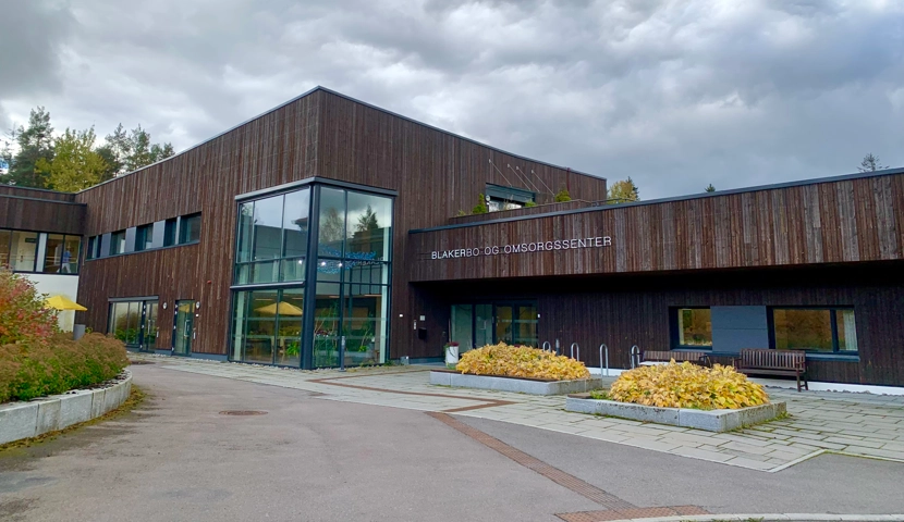 En stor bygning med mange vinduer.