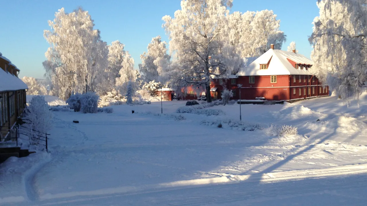 Bilde: vinter snø gamle bygninger