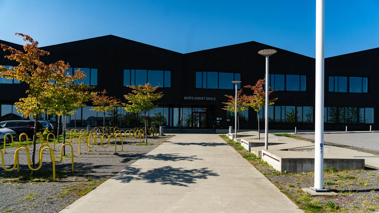 En bygning som har mange vinduer.