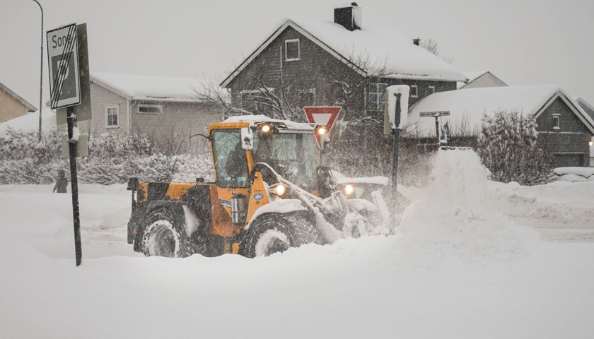 Brøytebil i snøen