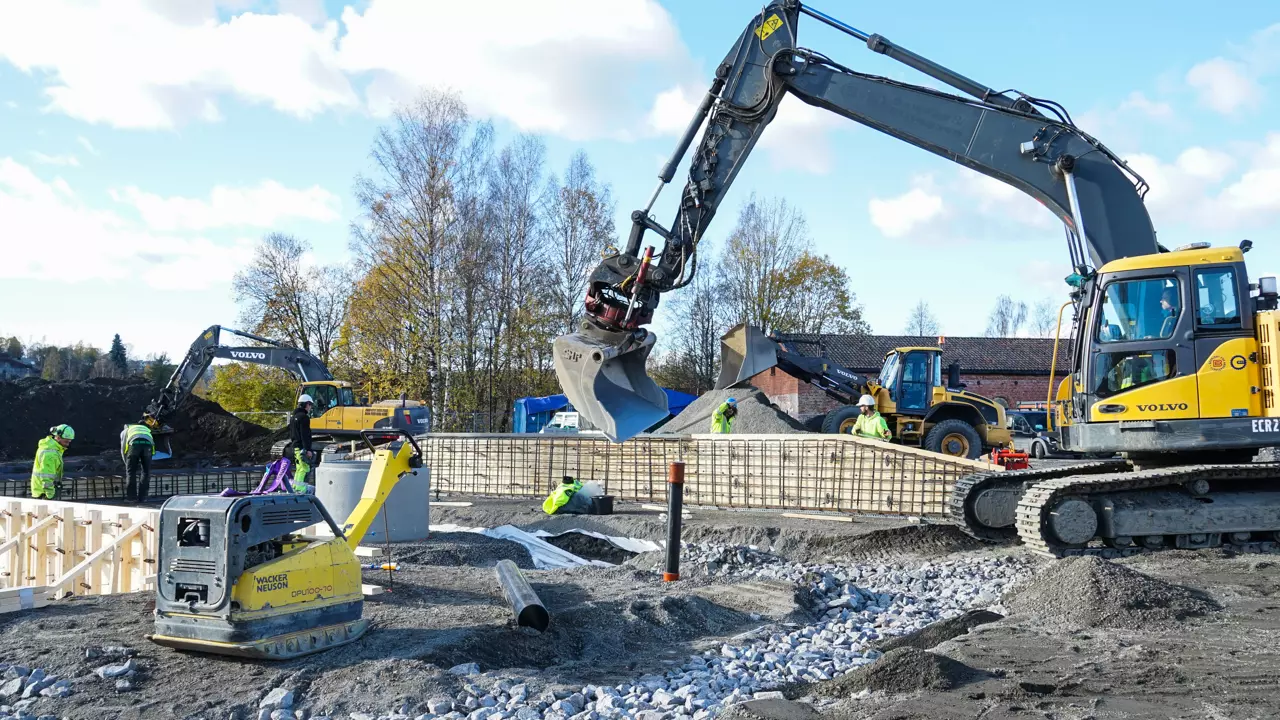 Gravemaskin på byggeplass