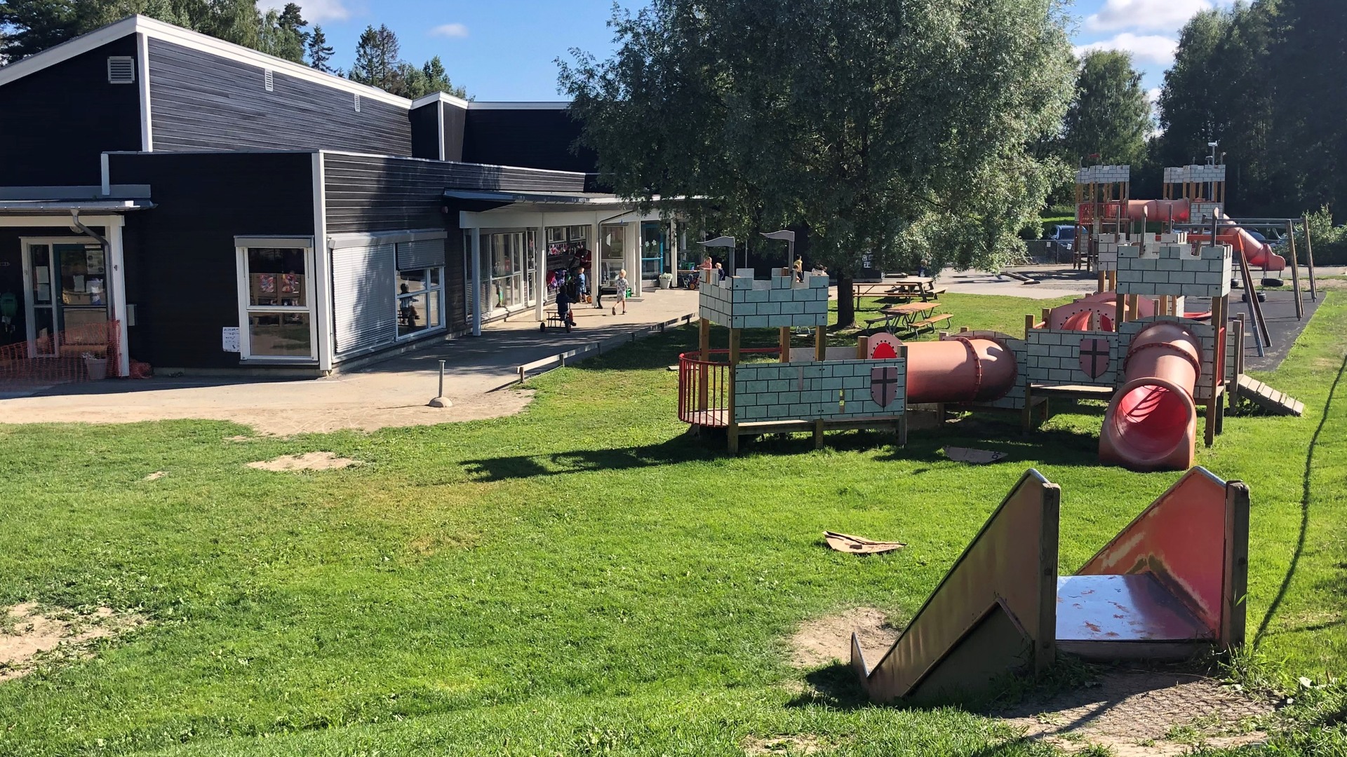 Camembert'n kanvas barnehage og uteområde.