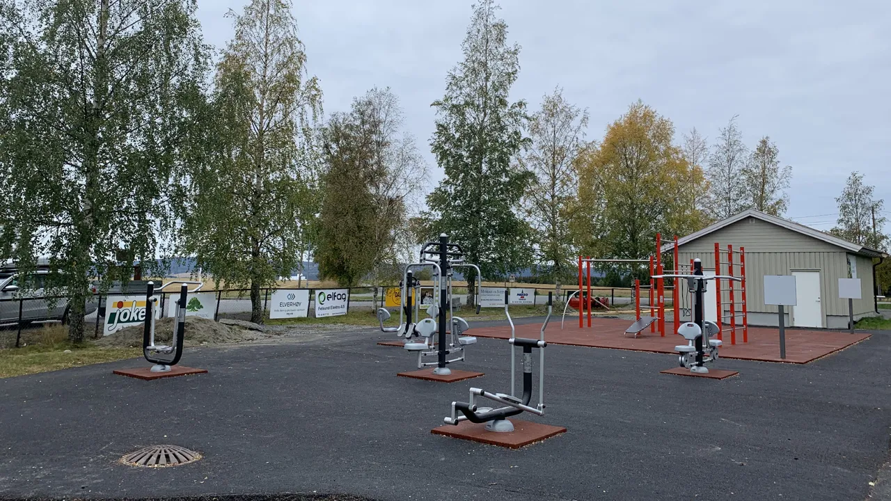 En park med et treningsstudio midt i den.