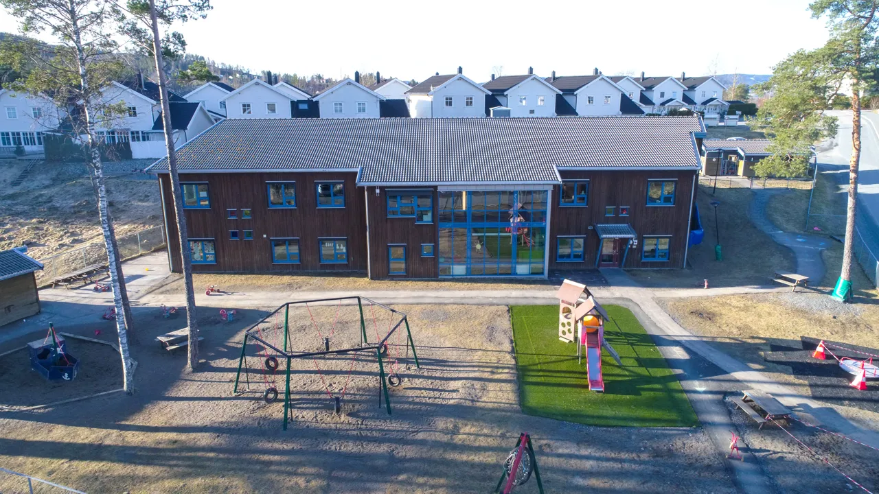 Et luftfoto av et lekeområde for barn med en barnehage.