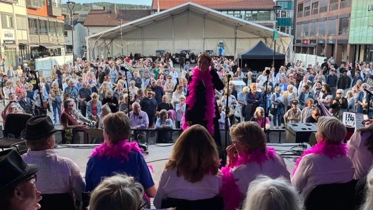 En gruppe mennesker som sitter i stoler.