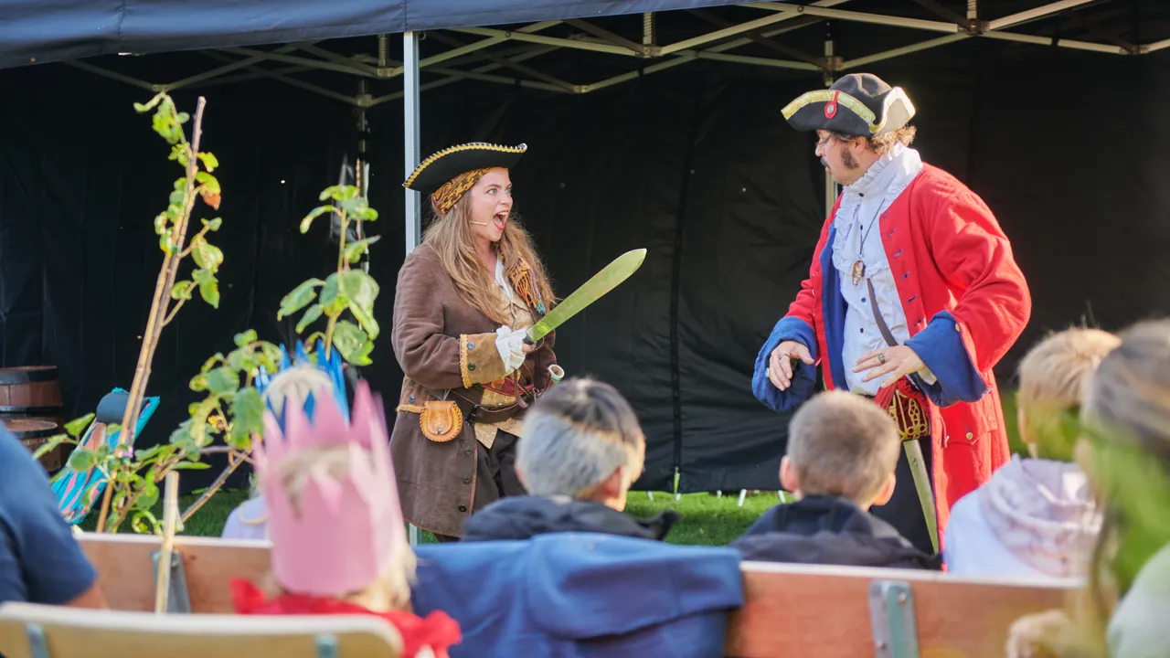 Et par mennesker som står foran et telt.