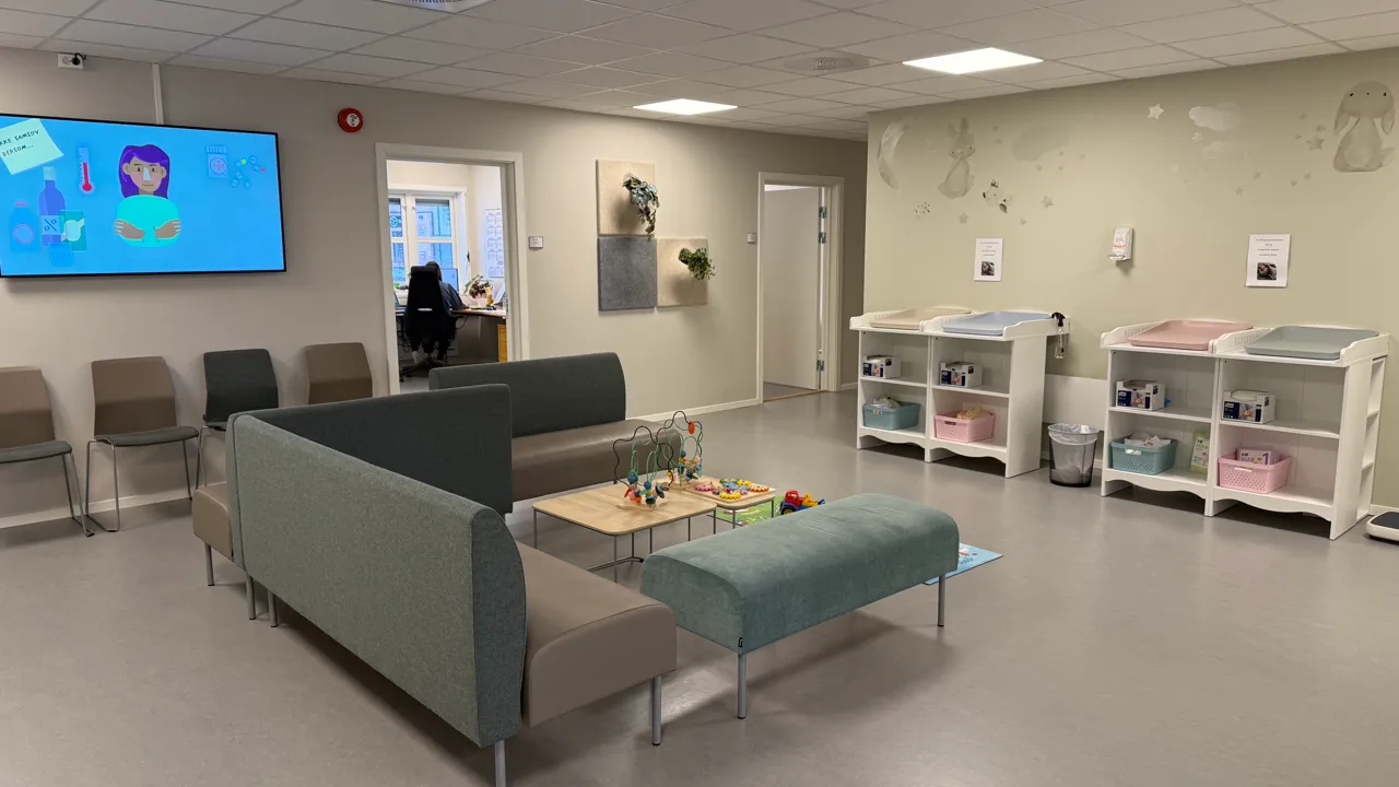 Et venterom på et sykehus med flatskjerm-TV.