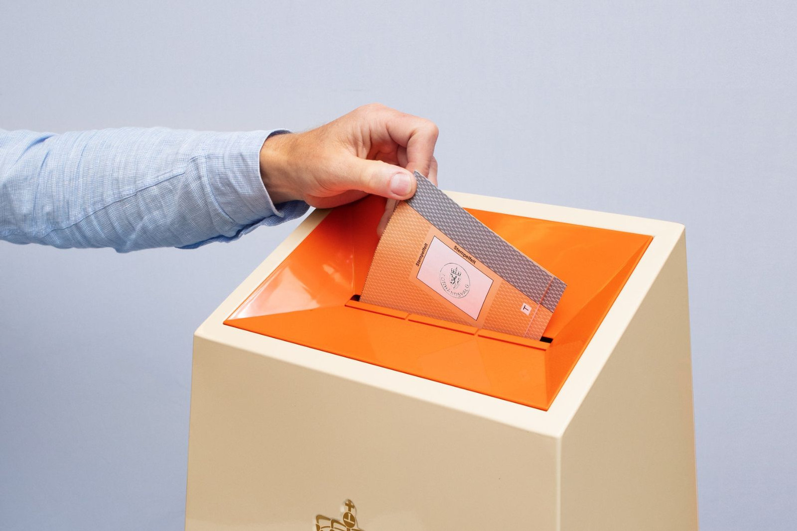 Bilde: Valgurne og stemmeseddel